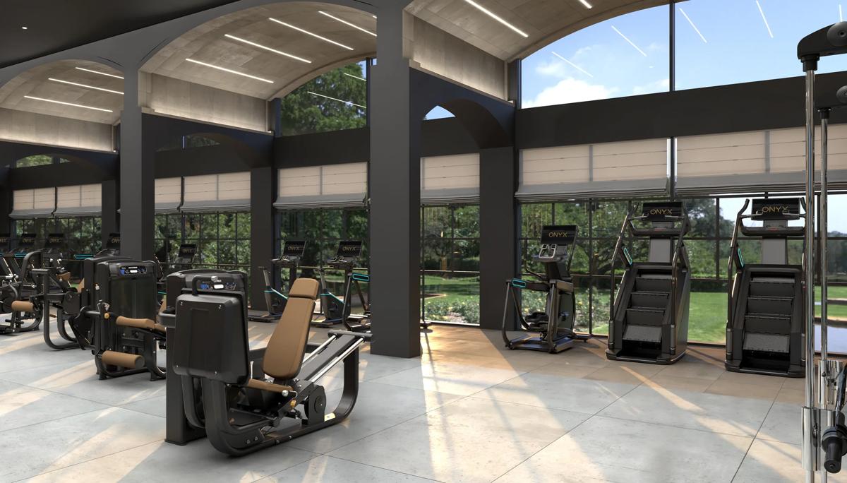 Matrix Fitness Onyx-cardio- en krachtapparatuur opgesteld in een ruim, hoogwaardig fitnesscentrum met vloer-tot-plafondramen, hoge boogplafonds en uitzicht op aangelegde tuinen.