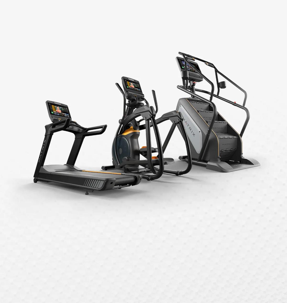 Gamme de trois appareils cardio Matrix : tapis de course, vélo elliptique et simulateur d'escalier, tous en noir mat.