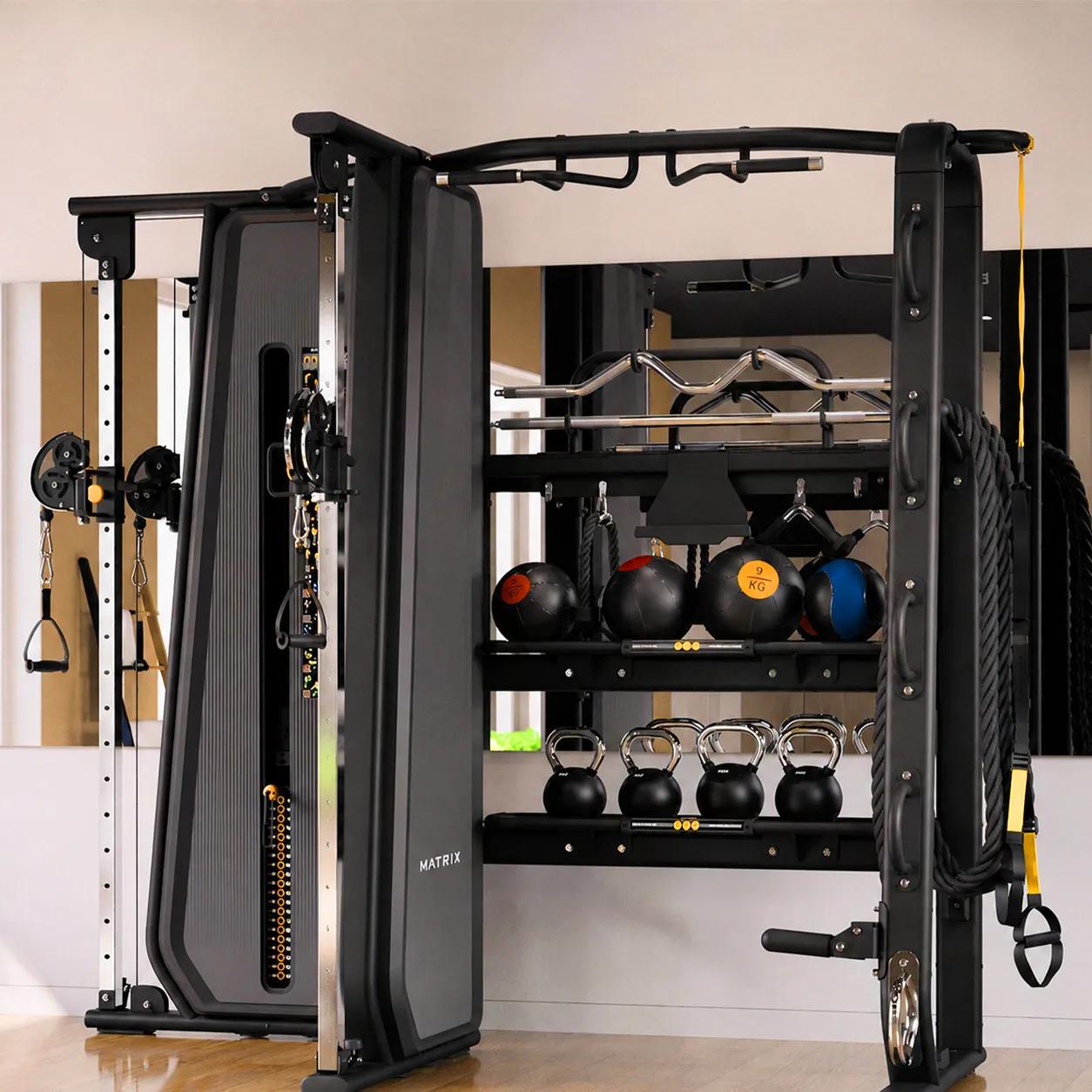 Matzwart Matrix Fitness-station voor functionele training met kabelhulpstukken, kettlebells, medicijnballen en opbergrekken in een speciale trainingszone.