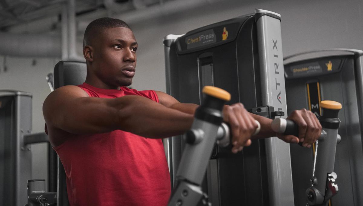 man gebruikt chest press