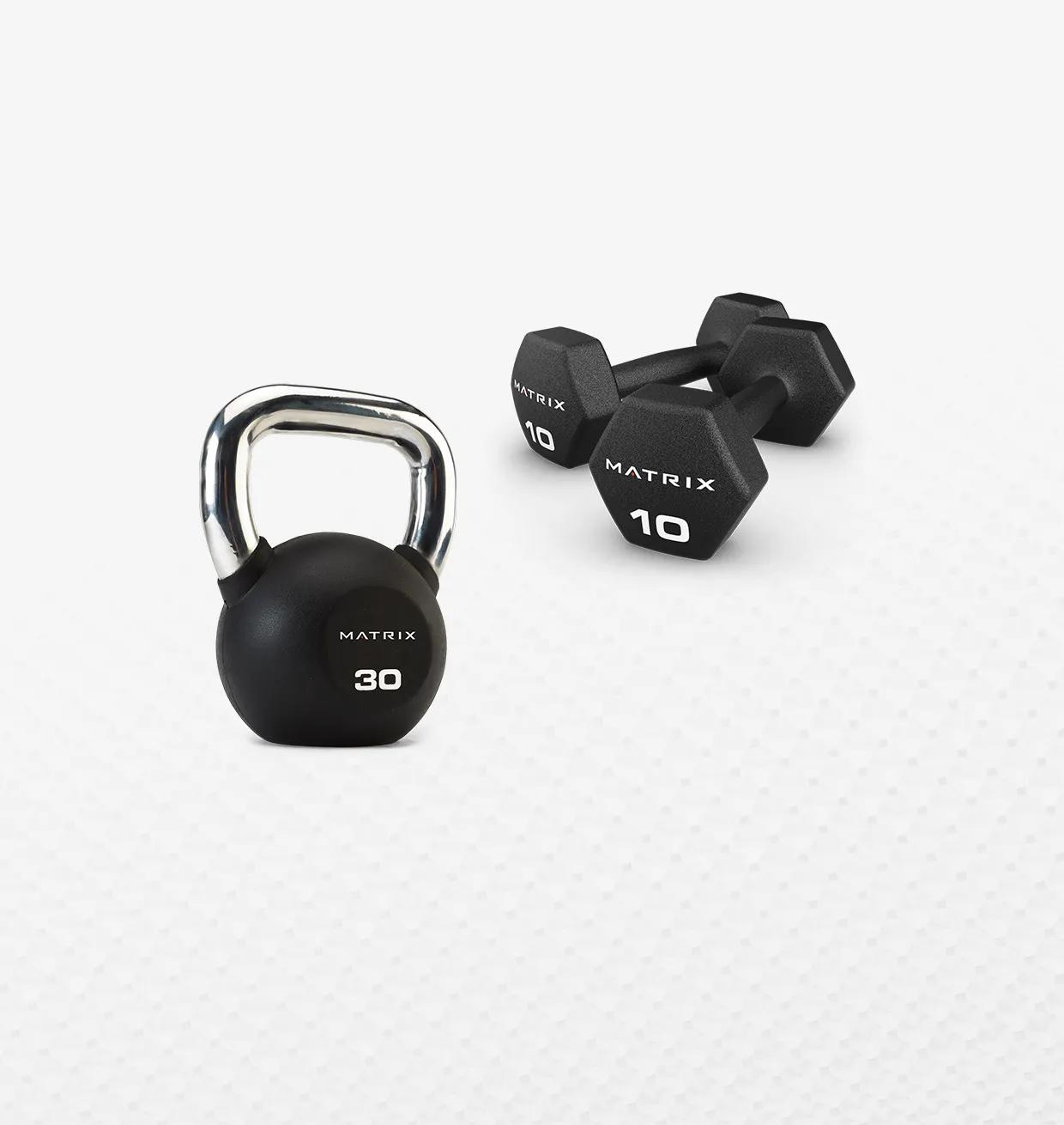 Rek met twee niveaus Matrix-kettlebells in verschillende gewichten, gerangschikt in oplopende volgorde.