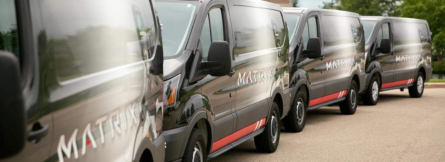 furgonetas de servicio de matrix alineadas delante de un edificio