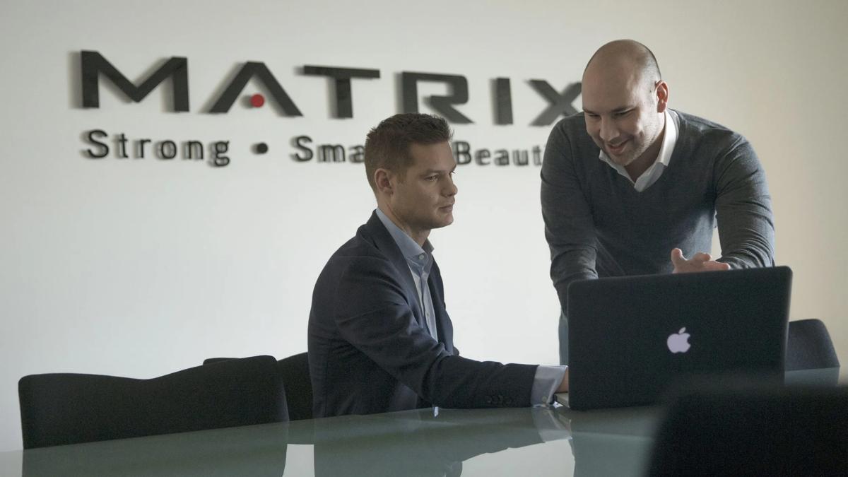 Dois homens trabalhando no escritório da Matrix