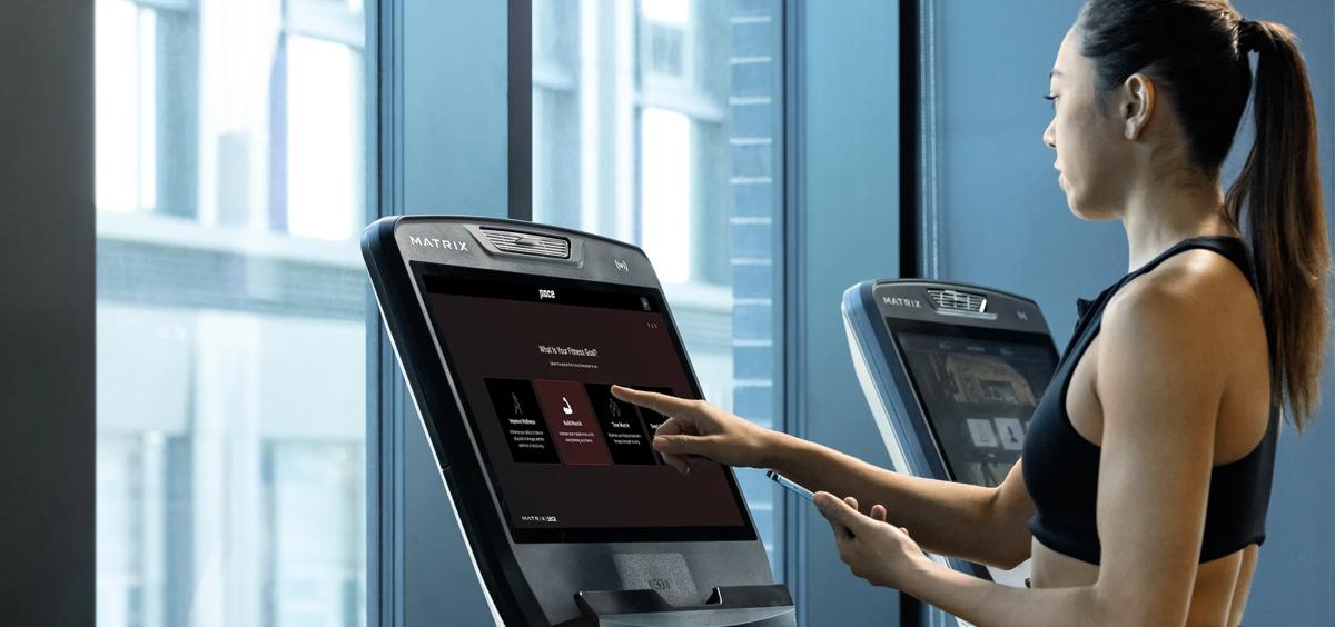 Una persona davanti a una grande finestra luminosa che guarda la console e risponde alle domande sullo schermo per la programmazione.