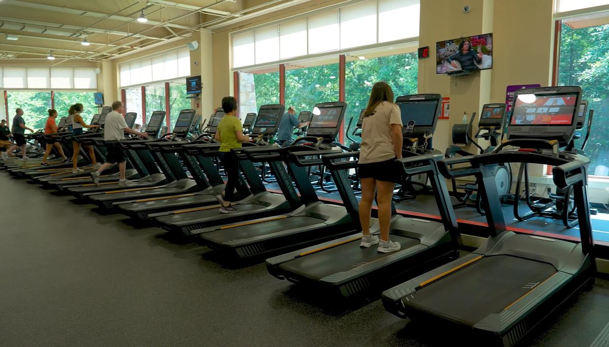 westport weston family ymca con socios haciendo ejercicio