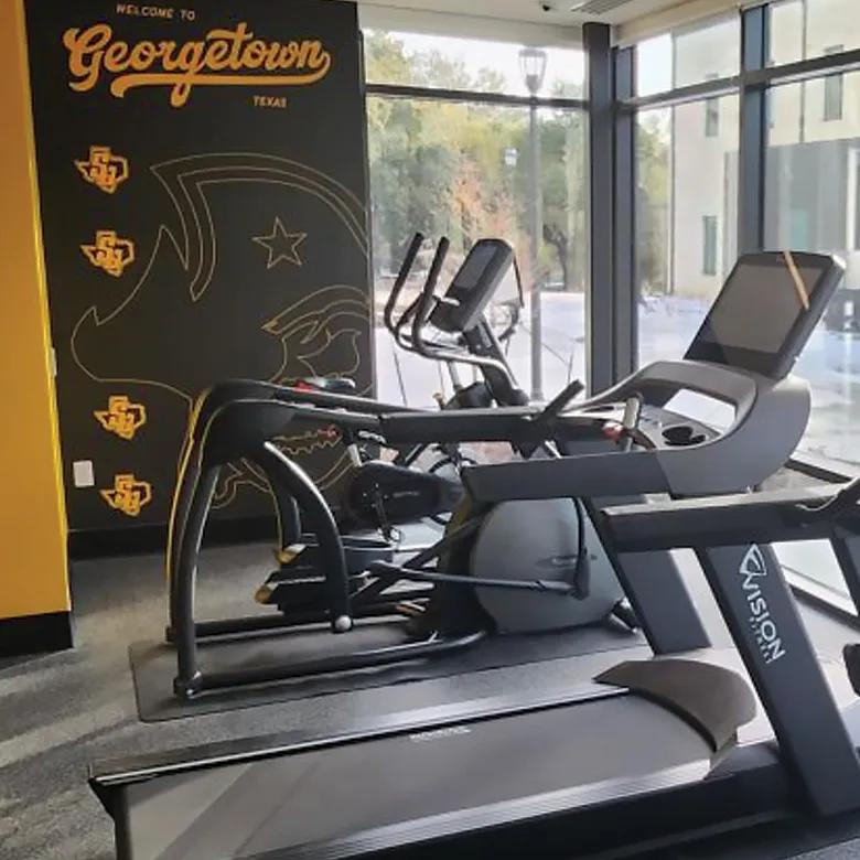 Algunos equipos de cardio en un edificio atlético estudiantil 