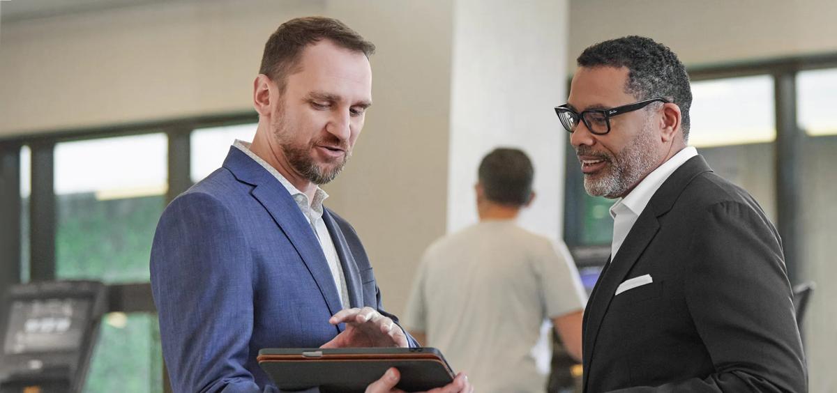 zwei Geschäftsleute im Gespräch