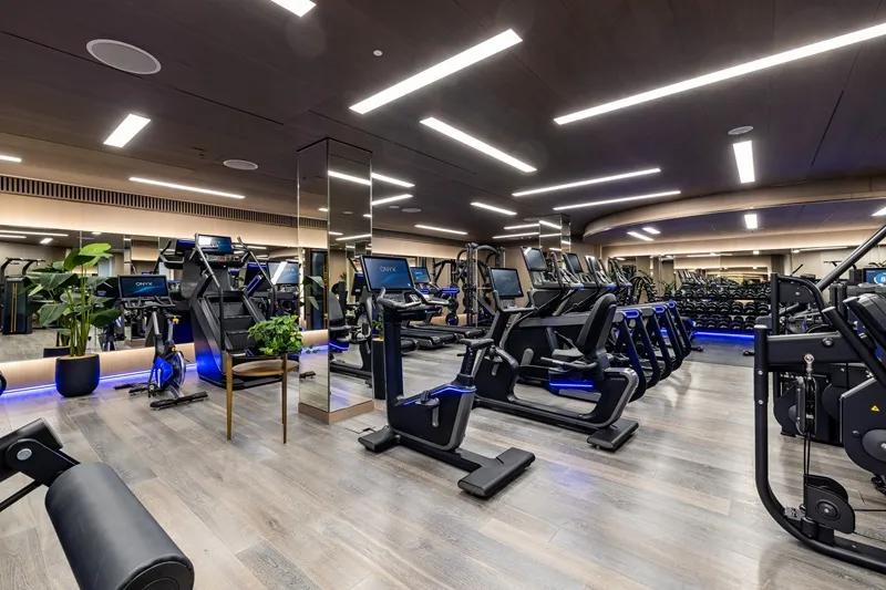 Onyx-cardiocollectie in een moderne sportschool met overal spiegels