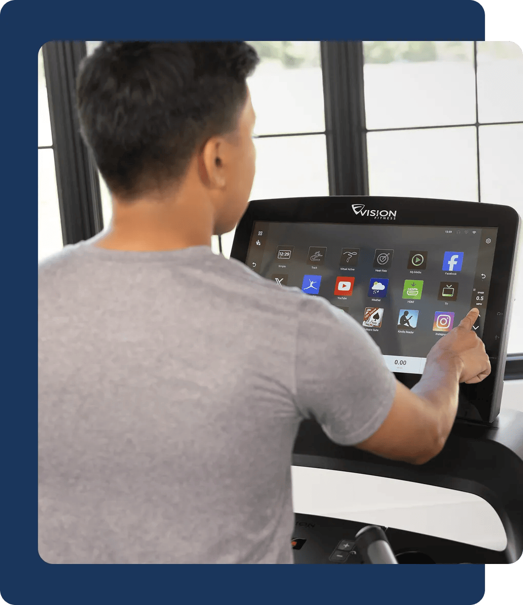 Een sporter op een loopband gebruikt de ENT-console en bekijkt de apps.