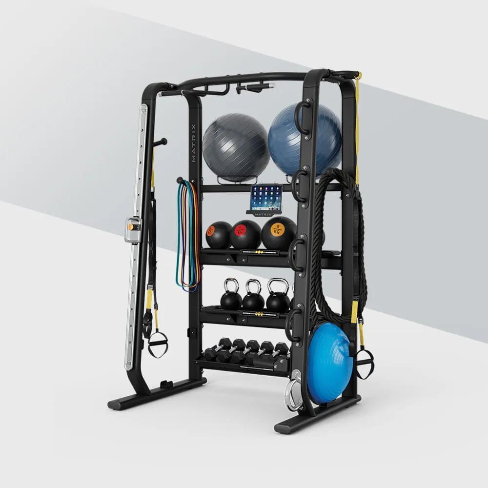Een driekwartaanzicht van de Functional Trainer met apparatuur erop.