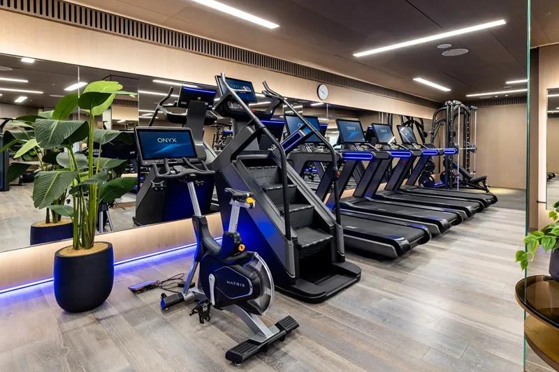 Onyx cardiocollectie opgesteld langs een wand met spiegels