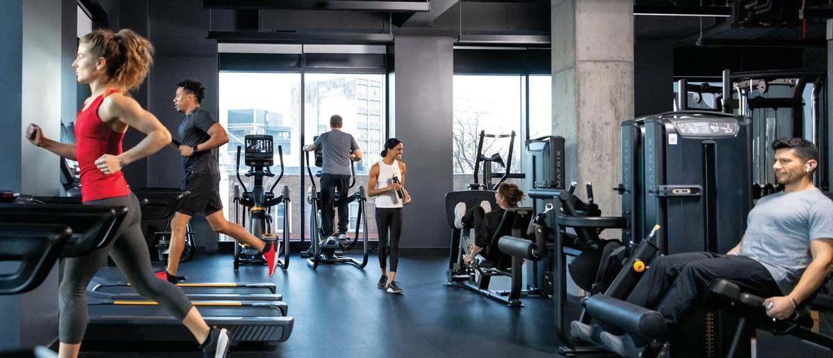 Un gruppo di persone si allena in una grande palestra con attrezzature Matrix