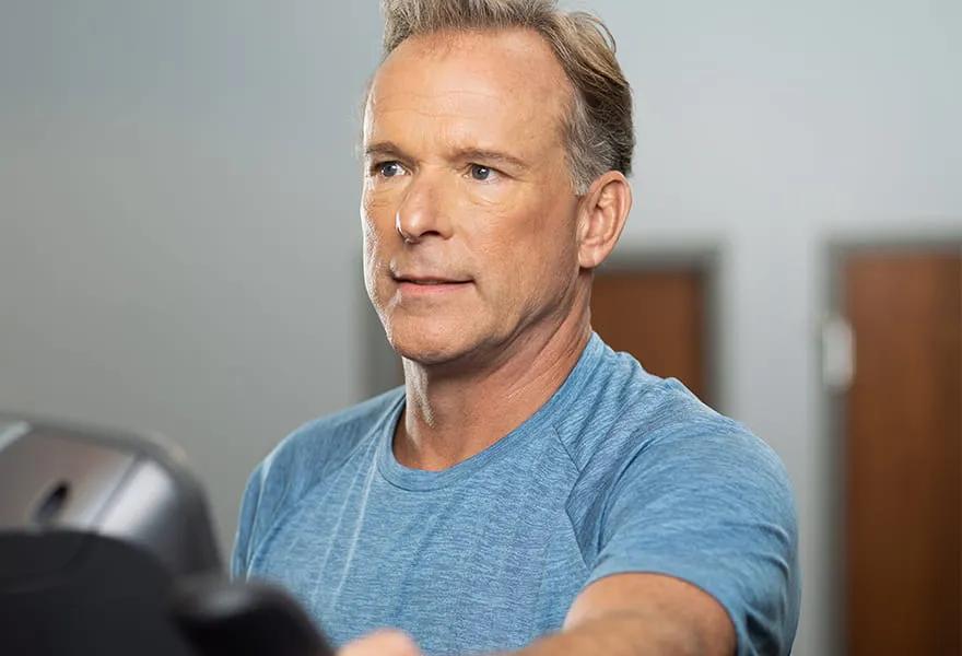 älterer Mann auf einem Cardiogerät