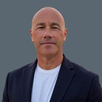 Et professionelt portrætfoto af Steve Barrett i jakkesæt